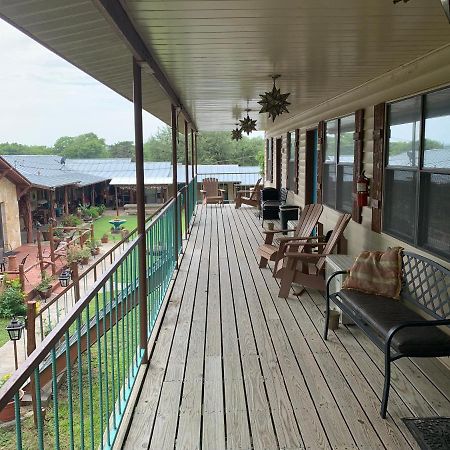 Diamond H Lodge B&B Bandera Exterior photo