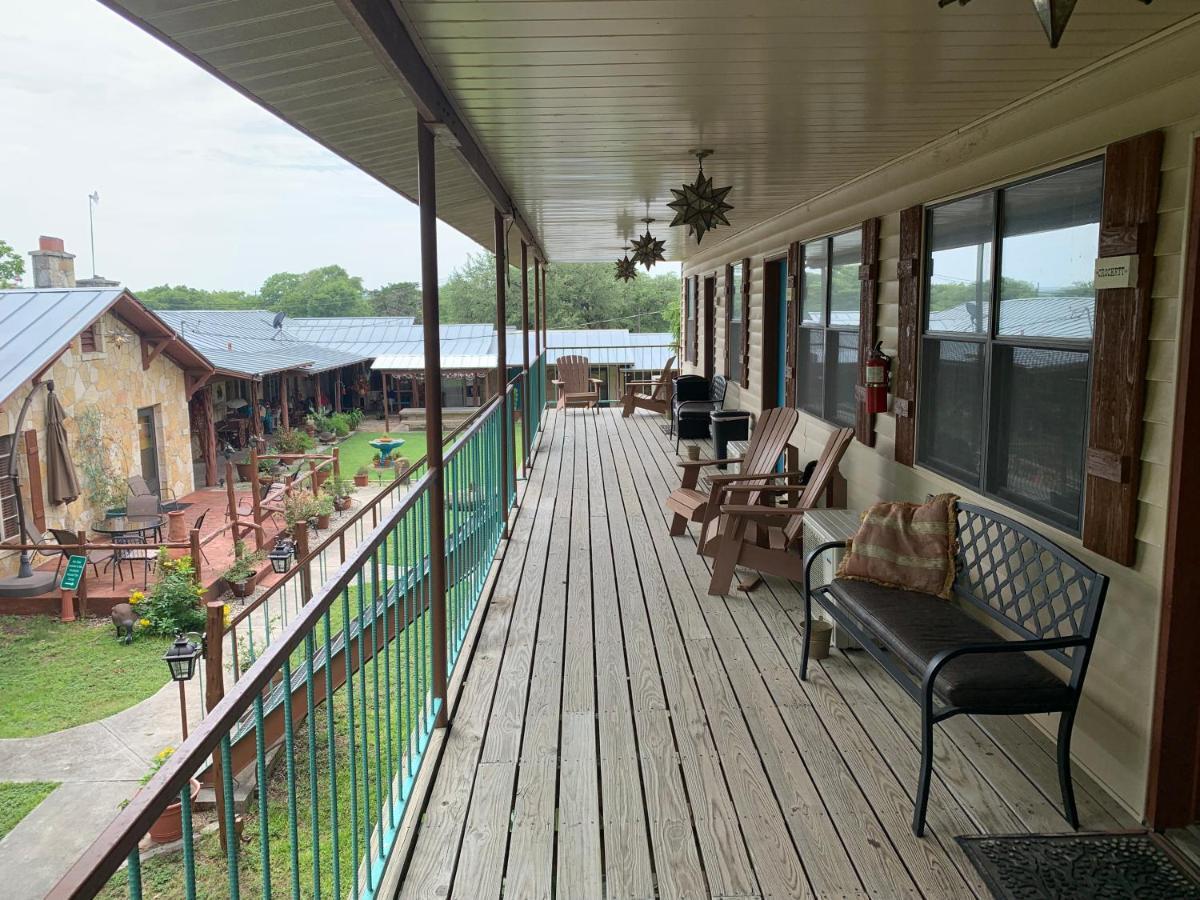 Diamond H Lodge B&B Bandera Exterior photo