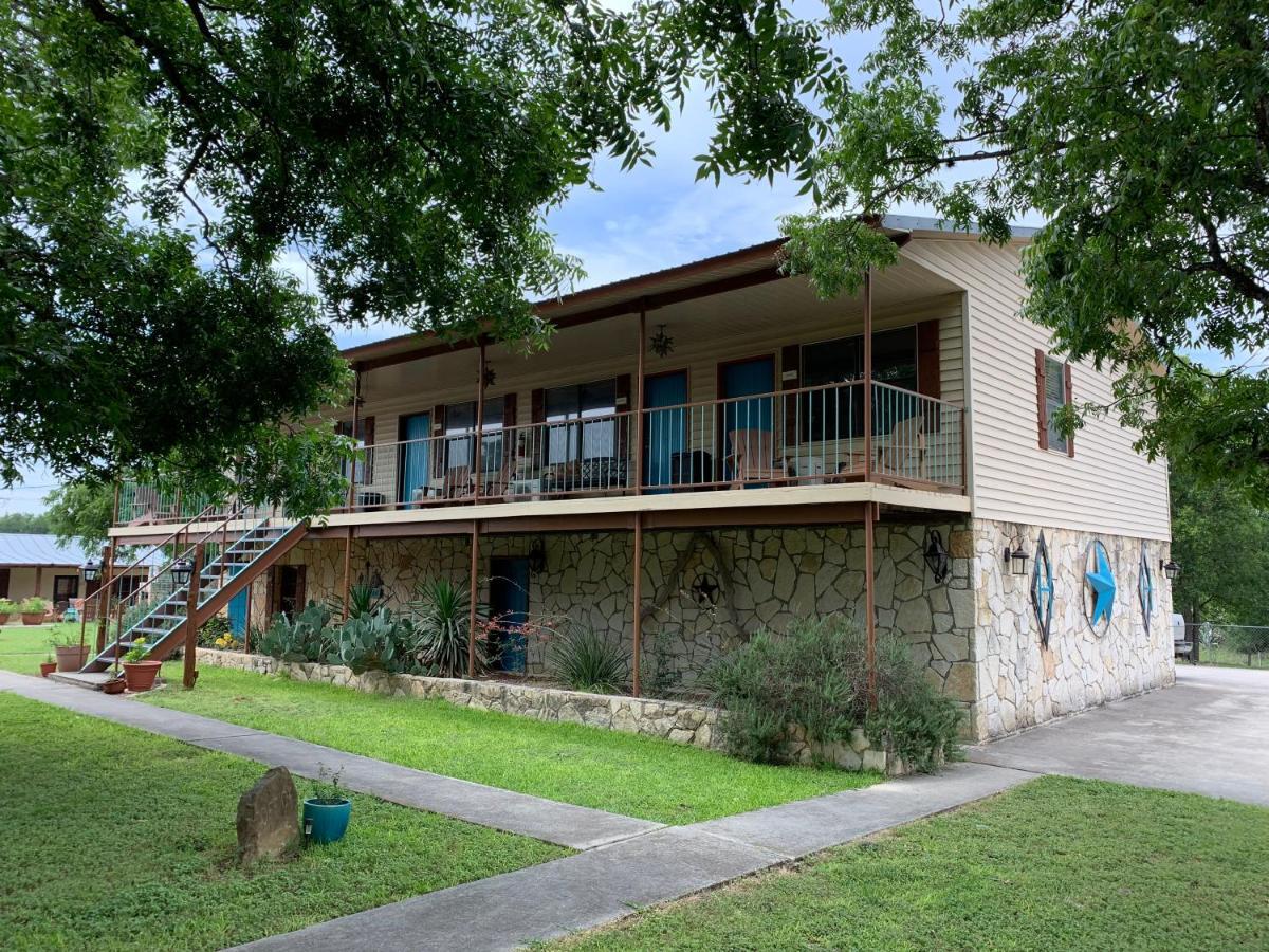 Diamond H Lodge B&B Bandera Exterior photo