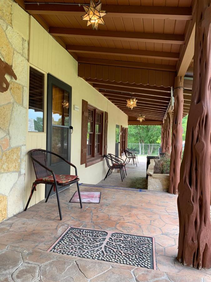 Diamond H Lodge B&B Bandera Exterior photo