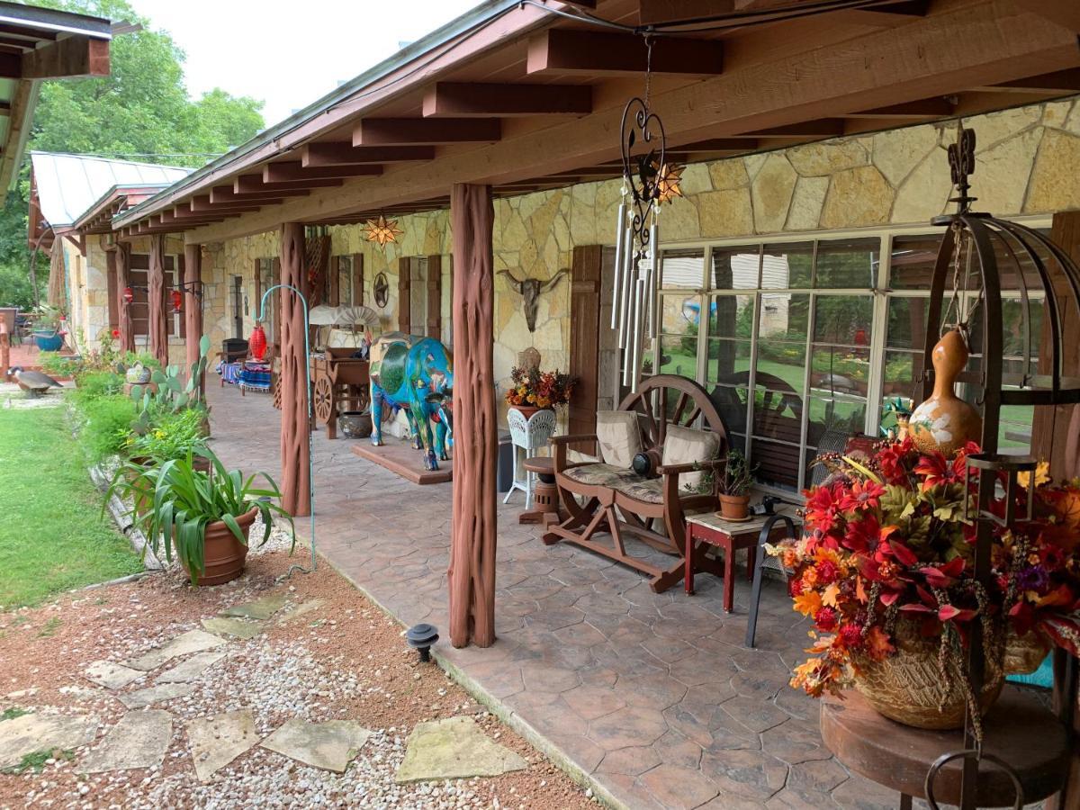 Diamond H Lodge B&B Bandera Exterior photo