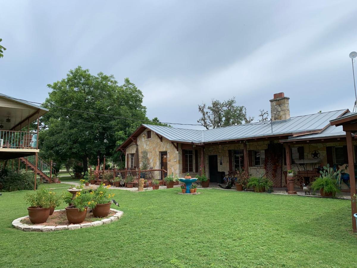 Diamond H Lodge B&B Bandera Exterior photo
